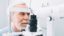 Ein älterer Mann bei einer Augenuntersuchung.  - Foto: iStock/peakSTOCK