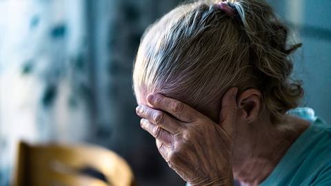 Alte, niedergeschlagene Frau hält sich die Hand an die Stirn - Foto: iStock / Tero Vesalainen