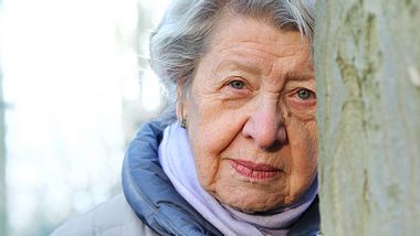 Frau mit Altershirndruck - Foto: Fotolia