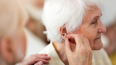 Bei einer alten Frau wird ein Hörgerät angepasst - Foto: iStock/PIKSEL