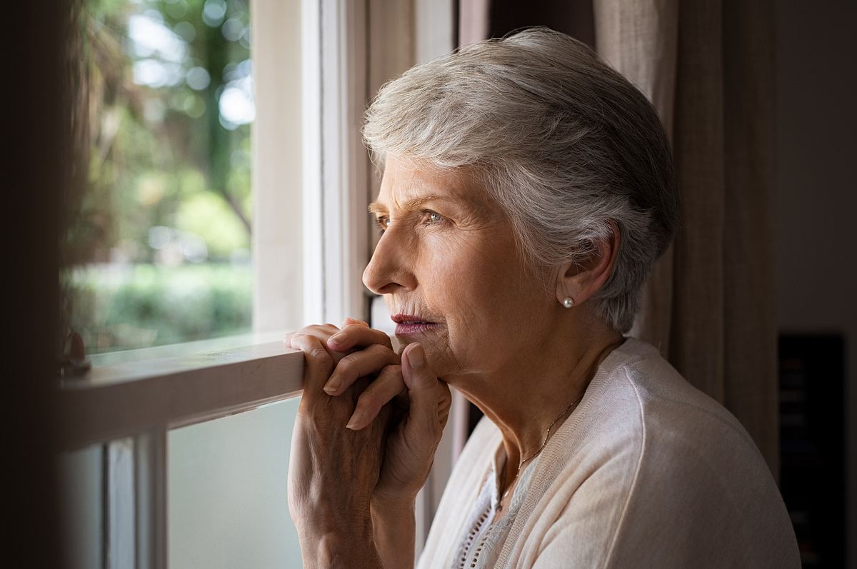 alzheimer-lebenserwartung Eine alte Frau schaut aus dem Fenster