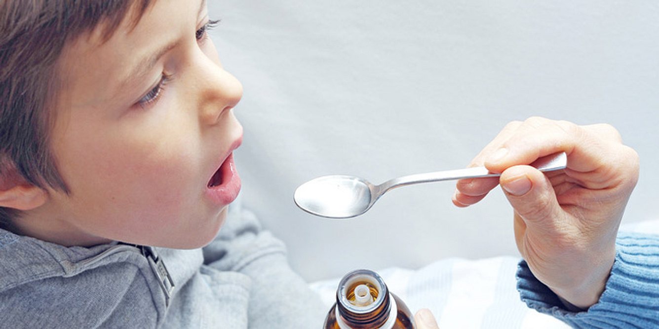 Bis zum zwölften Lebensjahr wird Kindern der Wirkstoff Ambroxol meist in Saft- oder Tropfenform verabreicht