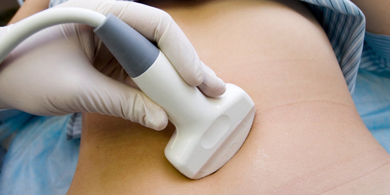 Besteht der Verdacht auf eine Amenorrhoe, untersucht der Gynäkologe die Patientin mit einem Ultraschallgerät