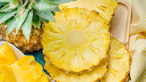 frisch geschnitte Ananas - Foto: istock/anusornsutapan
