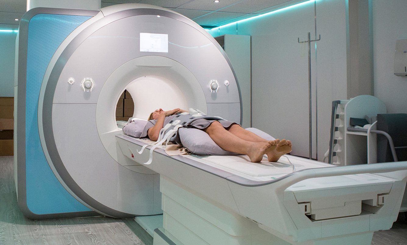 Wird ein Aneurysma im Kopf beobachtet werden, finden regelmäßig Kontrolluntersuchungen im MR-Scanner statt