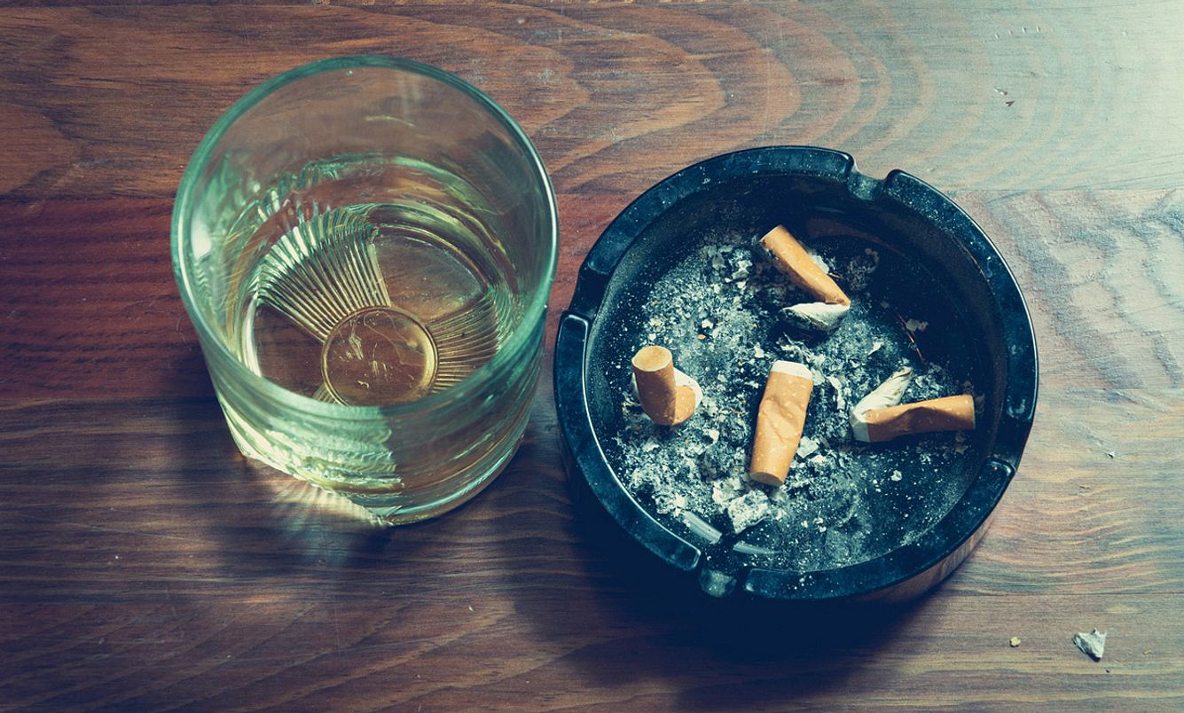 Rauchen und Alkoholmissbrauch sind Risikofaktoren für die Entstehung aber auch das Reißen eines Aneurysmas im Kopf
