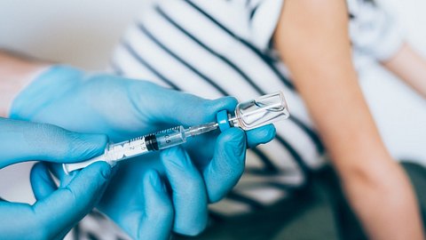 Ein Arzt bereitet eine Impfung vor - Foto: iStock_VioletaStoimenova