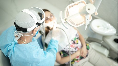Ein Zahnarzt behandelt eine Patientin - Foto: iStock_FG Trade