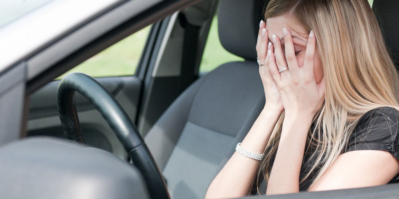 Frau hat Angst vorm Autofahren