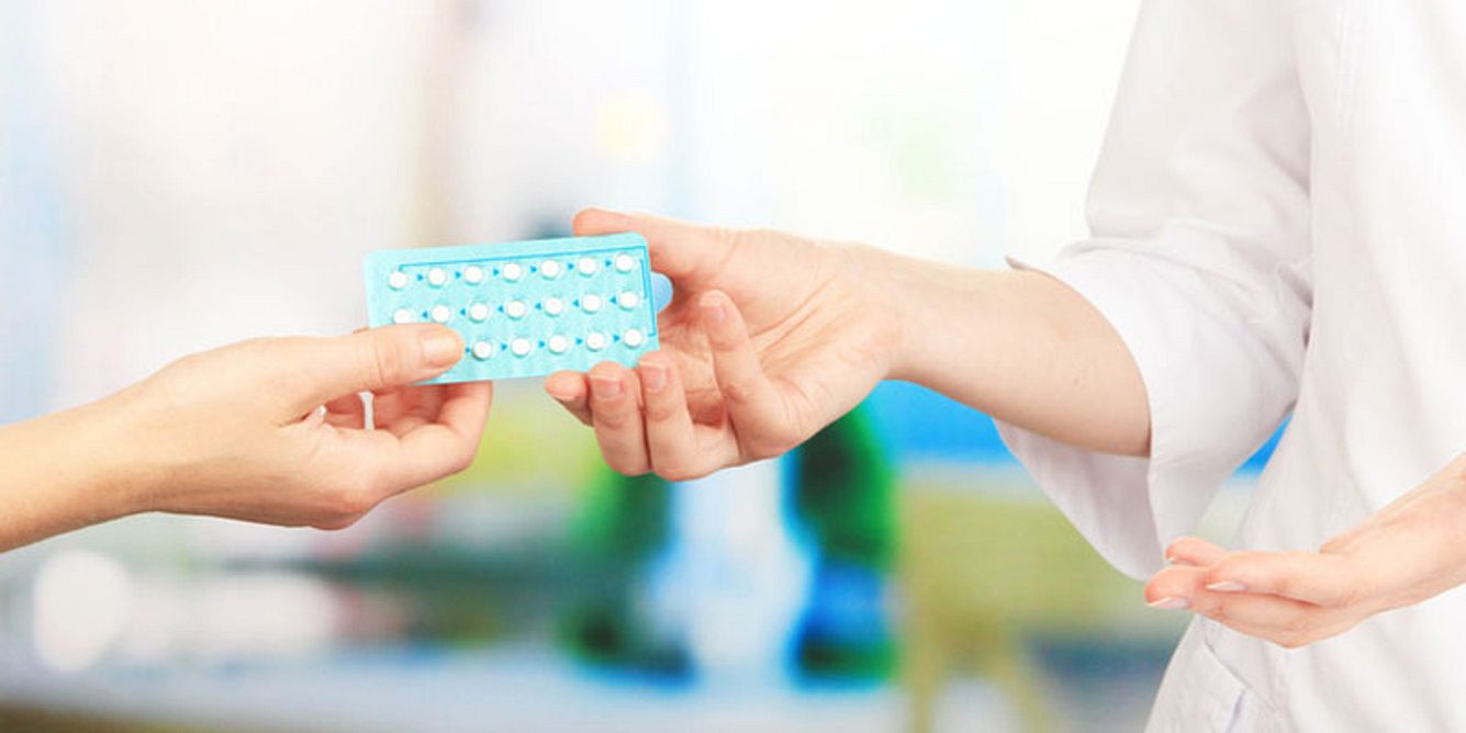 Anti-Baby-Pille wird über Apothekenthresen gereicht