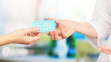 Anti-Baby-Pille wird über Apothekenthresen gereicht - Foto: Fotolia