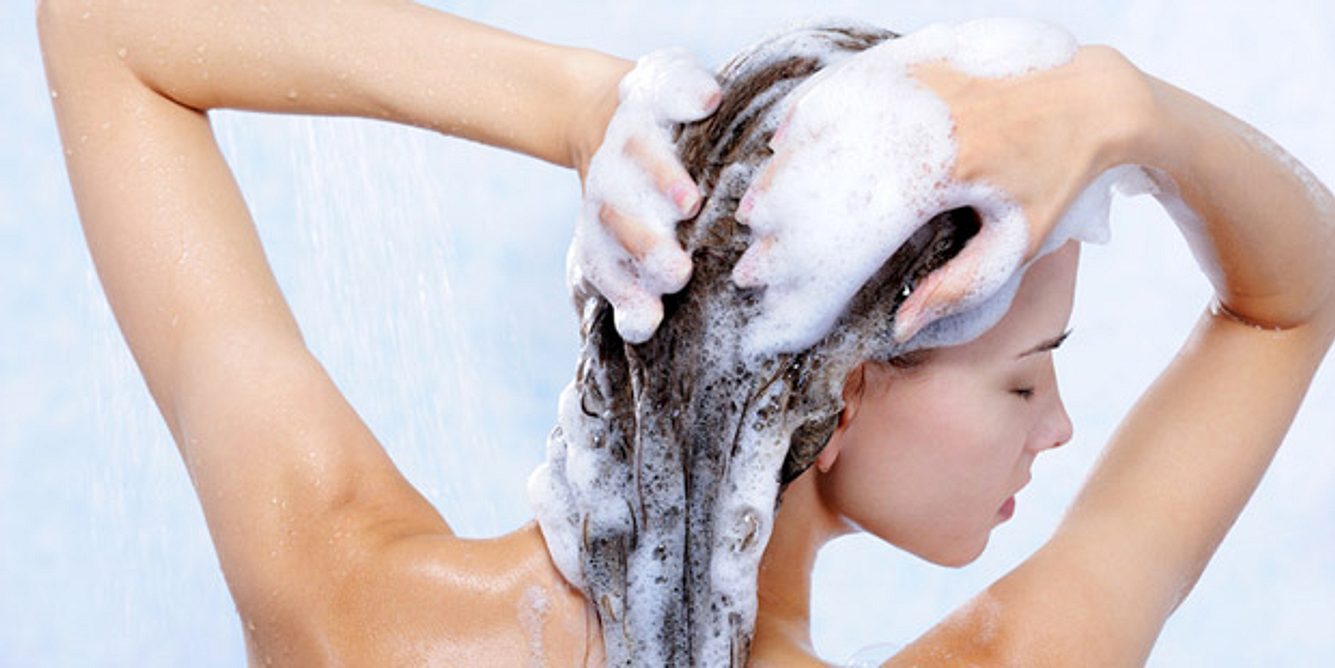 Anti-Schuppen-Shampoo ist in der Regel nicht schädlich. Sollte es aber nach vier Wochen noch keine Wirkung zeigen, ist es ratsam, zum Arzt zu gehen