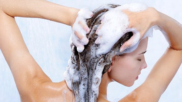 Anti-Schuppen-Shampoo ist in der Regel nicht schädlich. Sollte es aber nach vier Wochen noch keine Wirkung zeigen, ist es ratsam, zum Arzt zu gehen