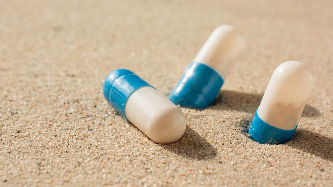 Antibiotika in der Sonne im Sand - Foto: iStock/Beeldbewerking