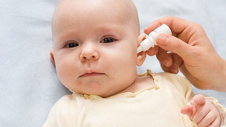 Antibiotische Ohrentropfen Baby - Foto: Fotolia