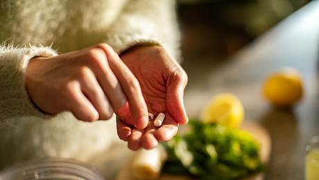 Eine Frau nimmt Vitamine ein - Foto: iStock/vorDa