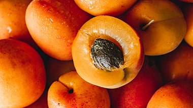 Eine Nahaufnahme von Aprikosen - Foto: iStock_alvarez