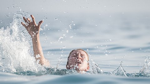 Frau mit Aquaphobie ist am Ertrinken - Foto: iStock/mihtiander