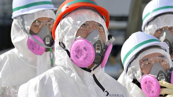 Arbeiter am Atomkraftwerk Fukushima - Foto: Corbis