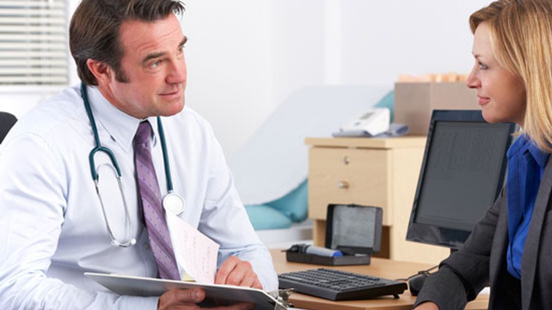 Arzt erklärt Patientin Laborwerte - Foto: Shutterstock