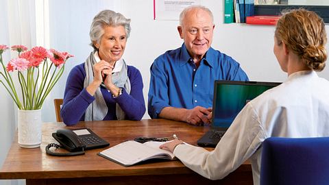 Ein älteres Ehepaar spricht mit einer Ärztin - Foto: Radium-223-dichlorid