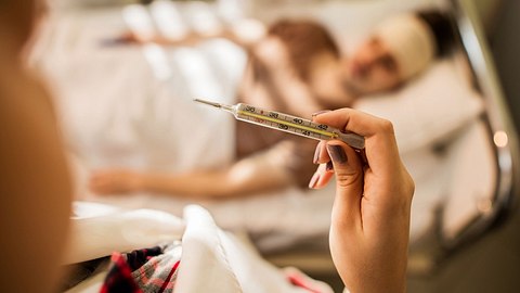 Hohes Fieber gehört zu den charakteristischen Symptomen von Dengue-Fieber. - Foto: skynesher/iStock