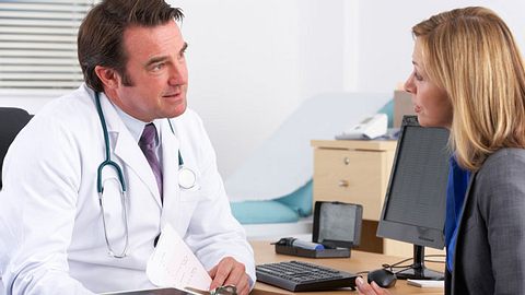Ein Arzt spricht mit einer Patientin - Foto: Shutterstock
