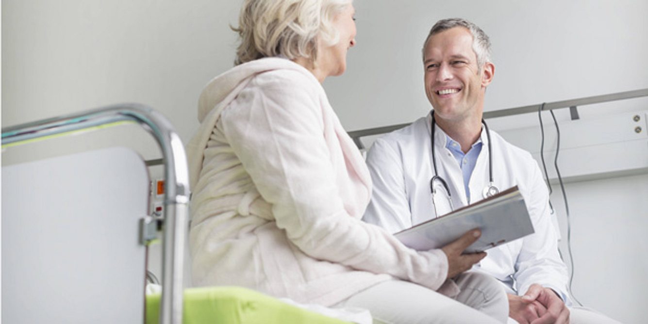 Ein Arzt spricht mit seiner Patientin im Krankenhaus