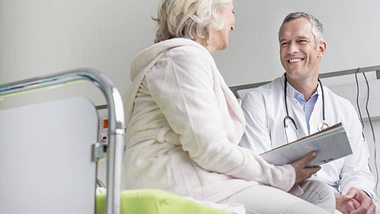 Ein Arzt spricht mit seiner Patientin im Krankenhaus - Foto: Imago