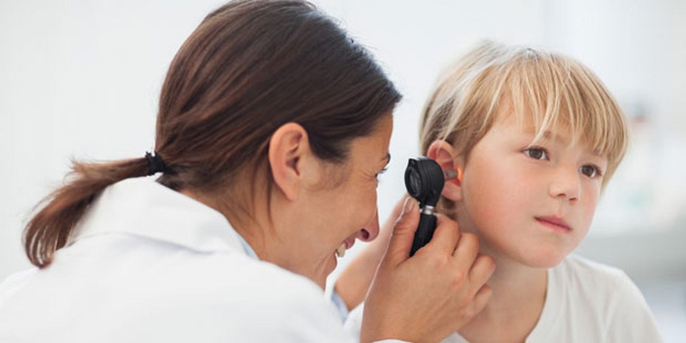 Arzt untersucht Ohr