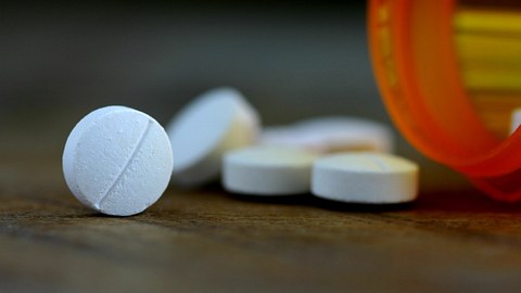 Mehrere Tabletten vor einer umgekippten Aspirin-Dose - Foto: istock_spxChrome