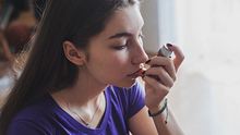 Eine junge Frau inhaliert. - Foto: iStock/Branimir76