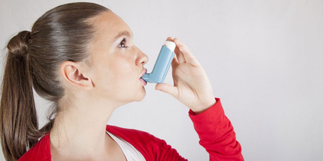 Asthmatiker benutzen meist dreimal täglich ein Spray. Dieses Medikament enthält bronchienerweiternde Substanzen, um Atemnot zu lindern oder vorzubeugen