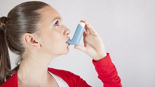 Asthmatiker benutzen meist dreimal täglich ein Spray. Dieses Medikament enthält bronchienerweiternde Substanzen, um Atemnot zu lindern oder vorzubeugen