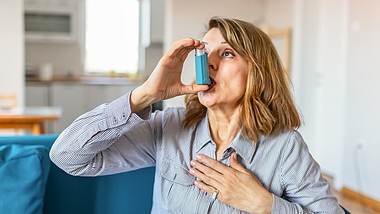 Asthmaspray gegen Corona? Neue Hoffnung bei Behandlung! - Foto: iStock / PixelsEffect