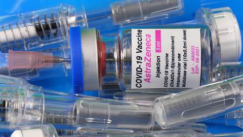 Impfdosen des Vakzins AstraZeneca - Foto: Imago/Martin Wagner
