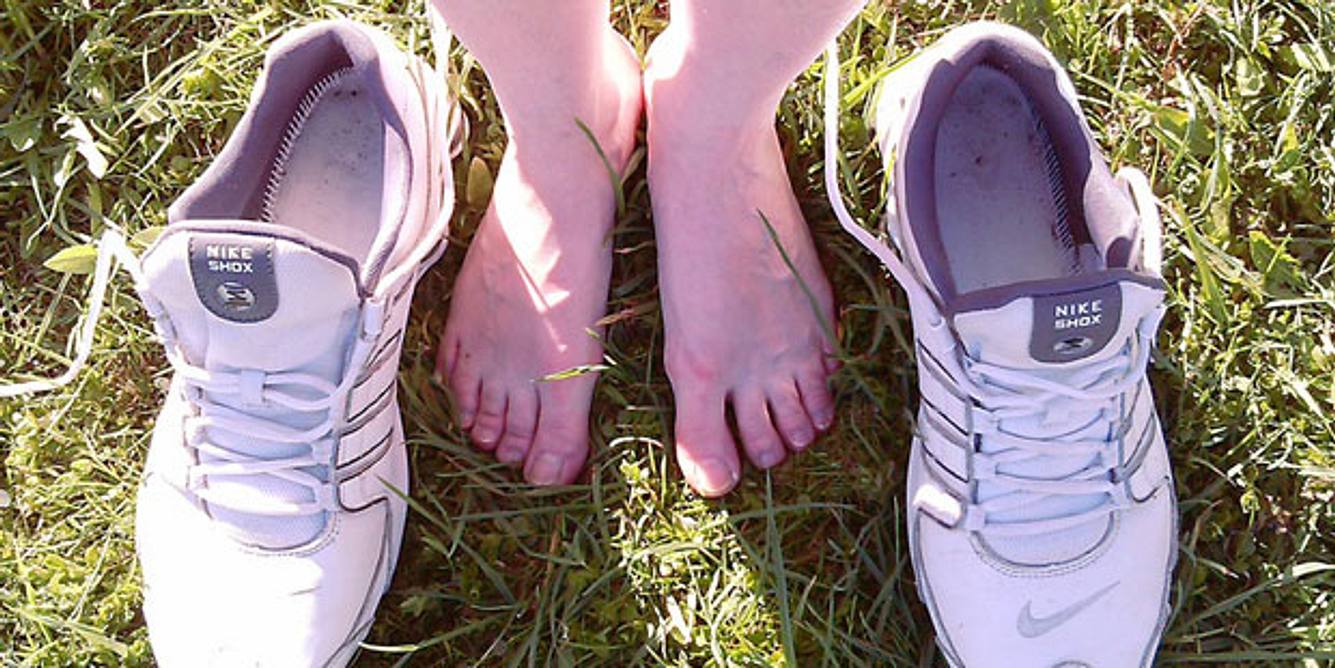 Nagelpilz lässt sich durch atmungsaktive Schuhe vermeiden