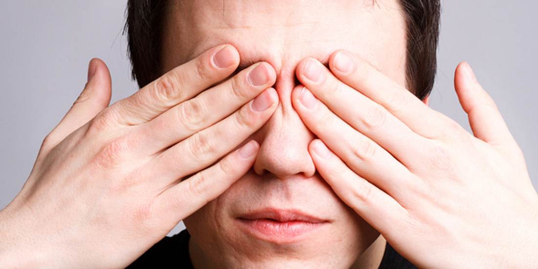 Auf Augenlider drücken hilft gegen Schluckauf