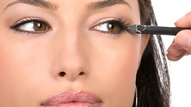 Gerade für Brillenträgerinnen ist das richtige Augen-Make-up wichtig - Foto: Fotolia