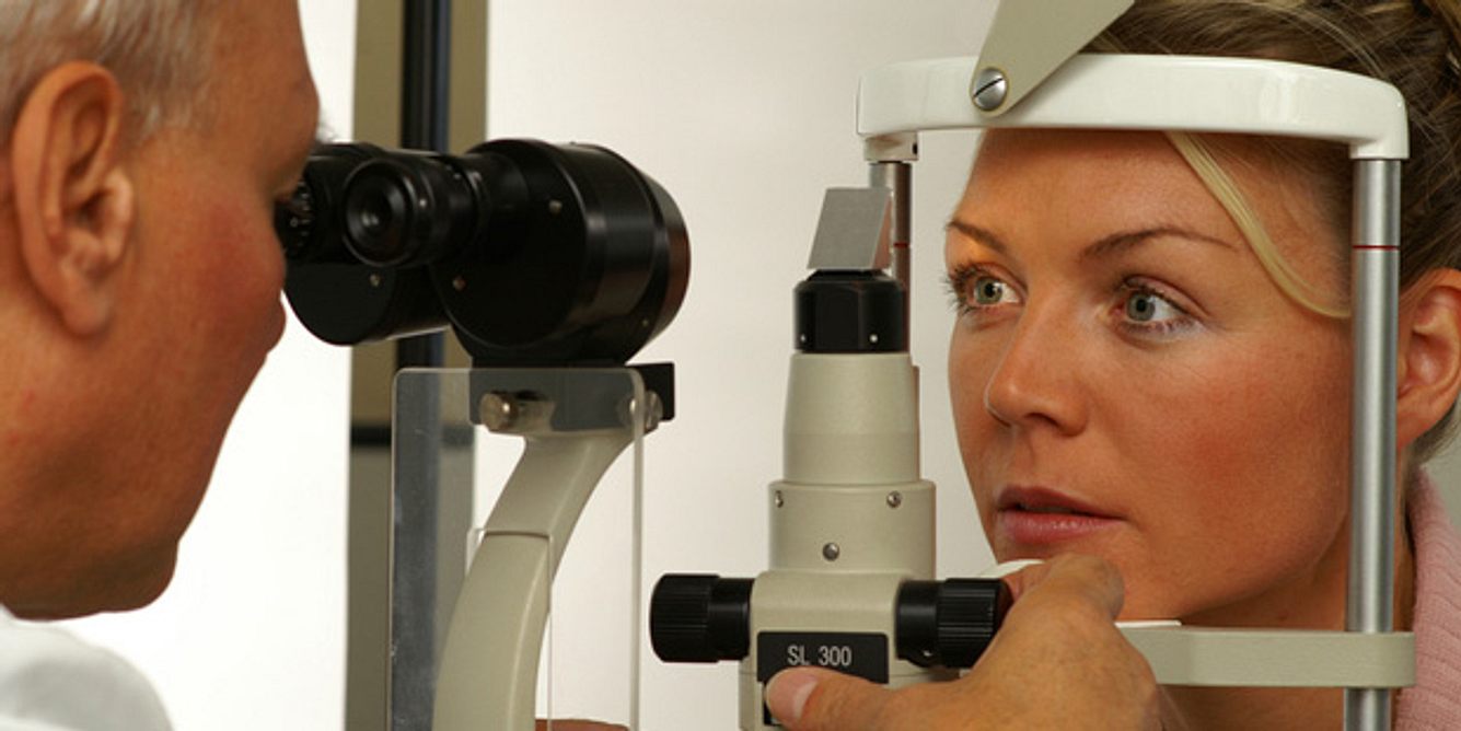 Der Augenarzt untersucht die Augen mit einer Spaltlampe, um die Augenentzündung genauer bestimmen zu können