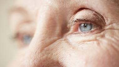 Close-up vom Auge einer älteren Frau - Foto: iStock / shironosov