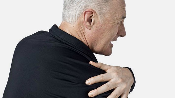 Mann mit ausgekugelter Schulter - Foto: Shutterstock