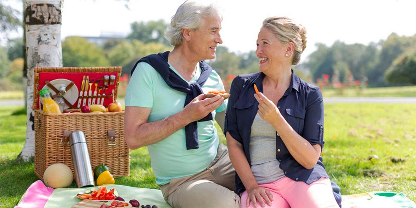 Ein Paar beim Picknick