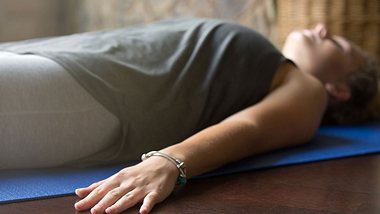 Eine Frau macht autogenes Training - Foto: iStock/fizkes