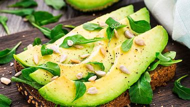Eine Scheibe Brot mit Avocado belegt - Foto: Fotolia