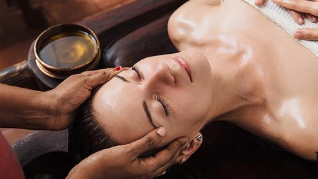 Frau bei einer Massage - Foto: istock/ninelutsk