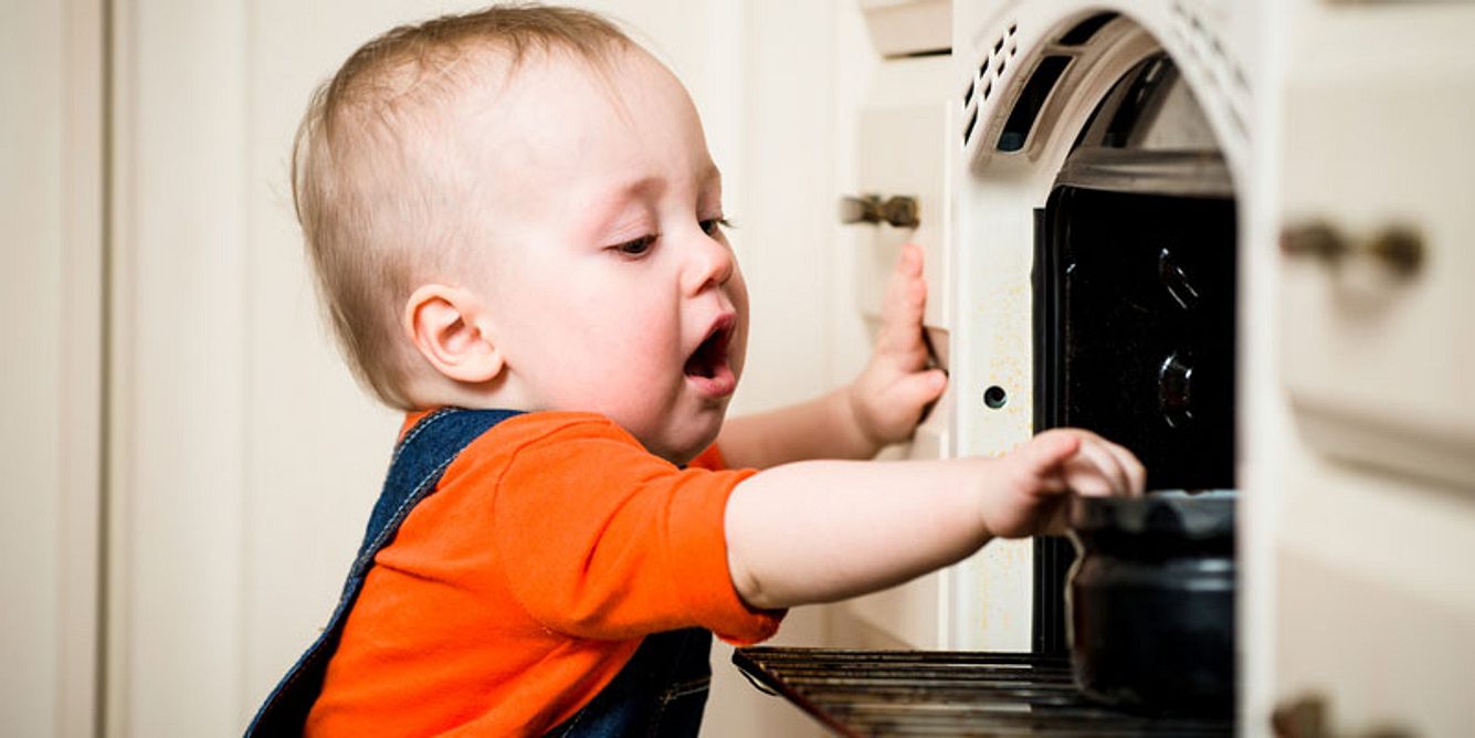 Baby verbrennt sich Stock(am Backofen