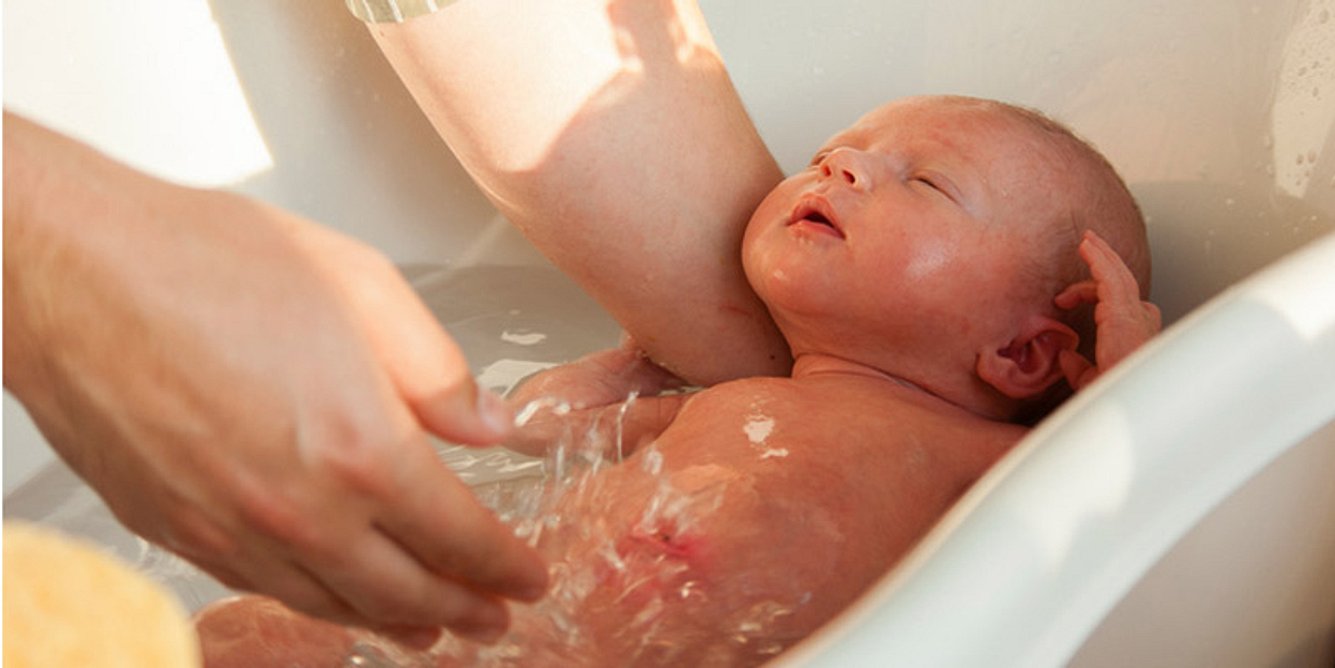 Bei Milchschorf sollte das Baby nicht übermäßig oft gewaschen werden
