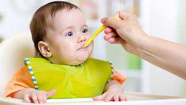 Baby wird gefüttert - Foto: Fotolia