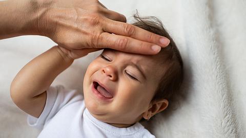 Das Baby hat Fieber: Was hilft? - Foto: istock | sanyasm